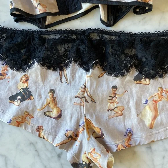 Women's amazing vintage sexy pin up girl bustier with matching cheekie panties.